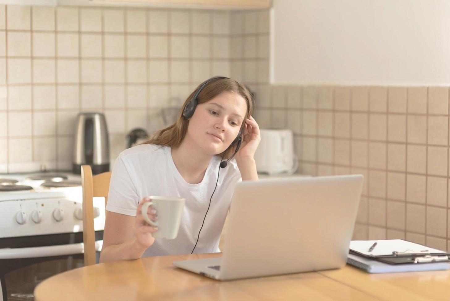 Personne analysant des documents financiers sur un bureau moderne